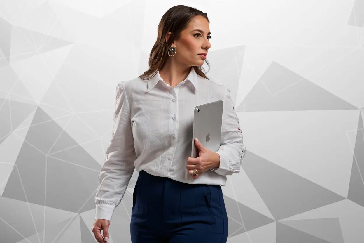 Dois colegas de trabalho Mazzo Contabilidade analisando arquivos.